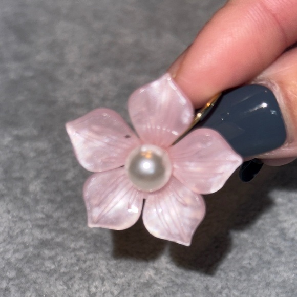 Pearl petal earrings - Picture 5 of 5